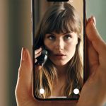 Girls am Telefon für schnelle Anrufe